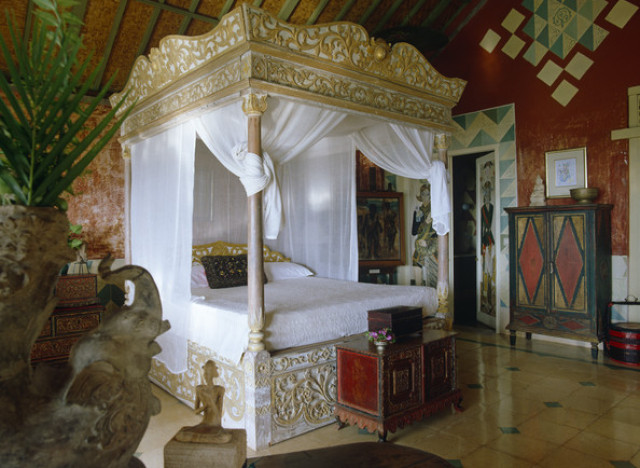 four poster bed