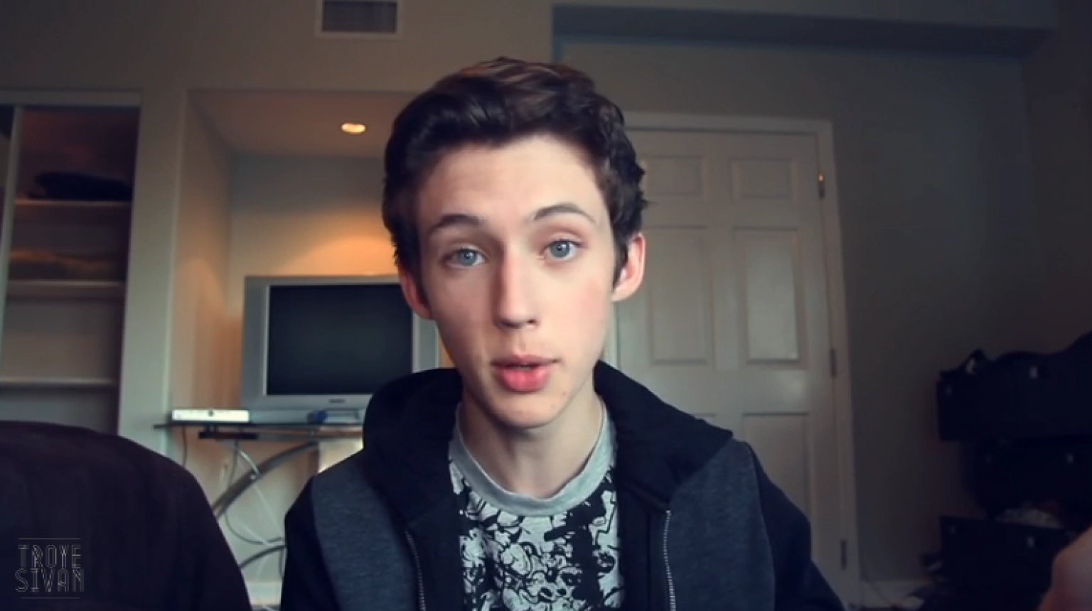 Troye Sivan gay. Джеймс Хоулетт Трой Сиван. Troye Sivan is gay?. Трой Сиван Angel Baby.