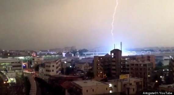 lightning strikes train tokyo