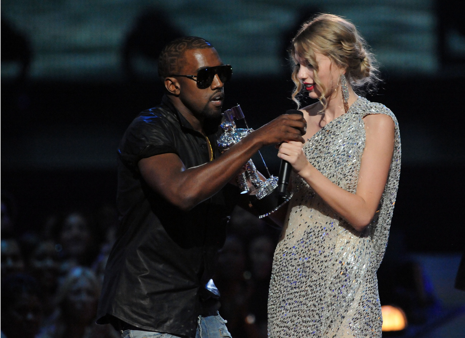 Kanye West secara kasar memotong pidato ucapan terima kasih Taylor Swift pada VMA 2009.