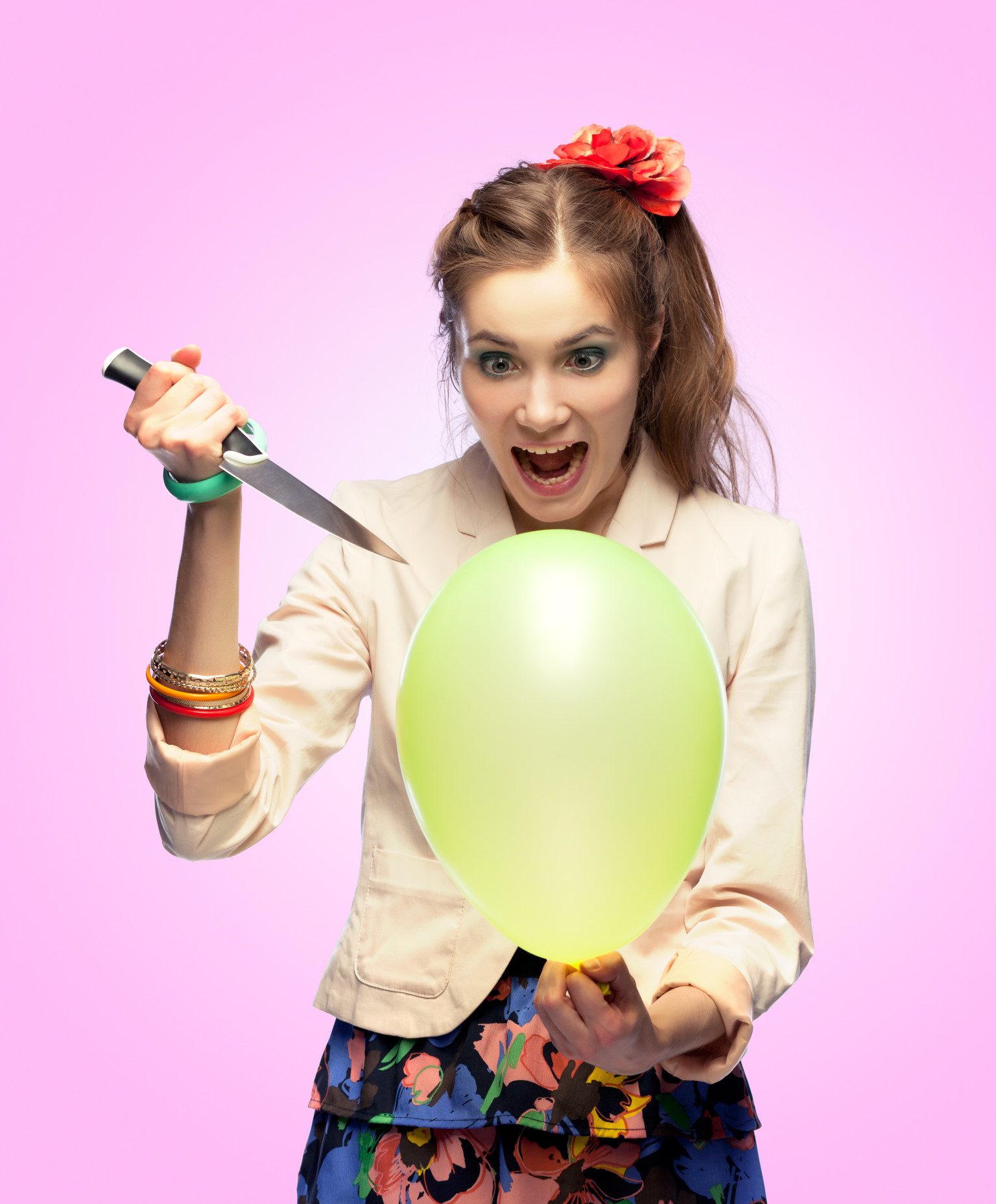 Balloon popping girls. Воздушные шары убийцы. Лопает шарики ножами. Фото злой девочки с шариками.