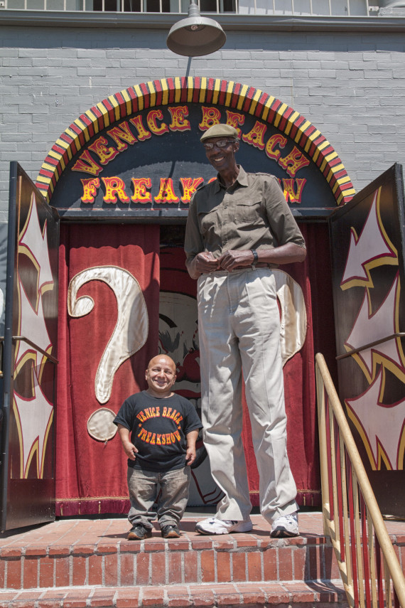 George Bell, Tallest American, Meets Gabriel Pimentel, The Smallest At  Venice Beach Freakshow (PHOTO)