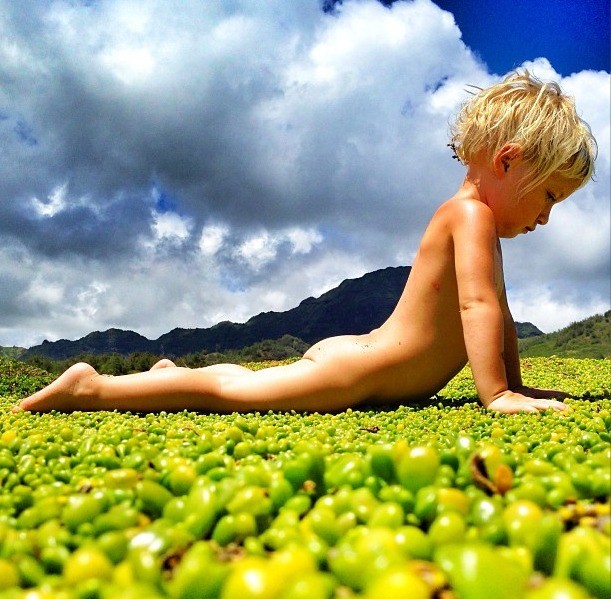 These Images Of A Mom Breastfeeding While Practicing Yoga Are