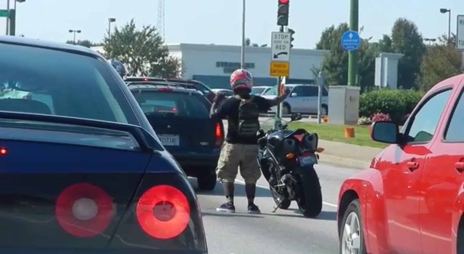 Biker Dancing At Red Light Is Who We All Should Be (VIDEO) | HuffPost