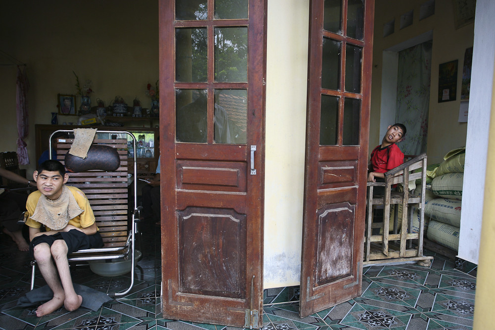 Agent Orange Victims Captured In Heartbreaking Portrait Series Decades After Vietnam War Photos Huffpost