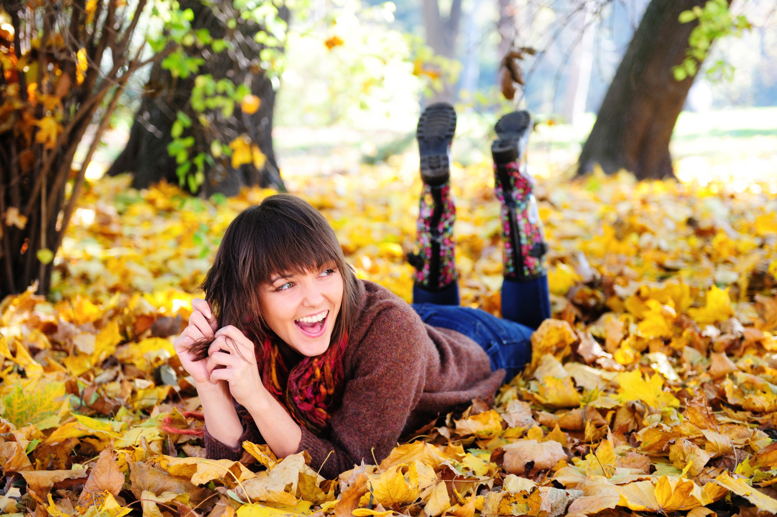 Осенняя фотосессия девушка лежа на листьях