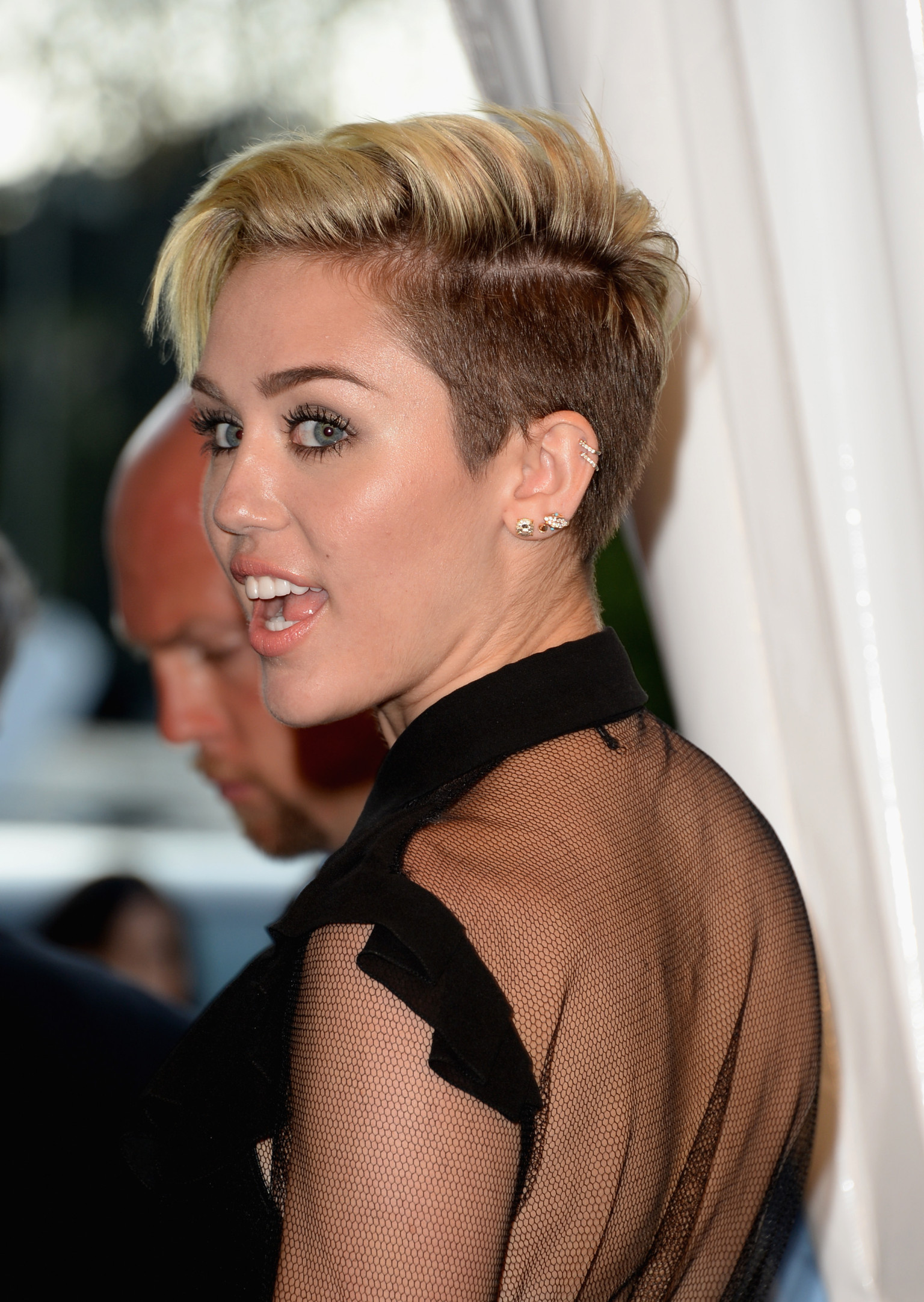 Of Course Miley's 'Wrecking Ball' Cover Features A No-Pants Miley. Of ...
