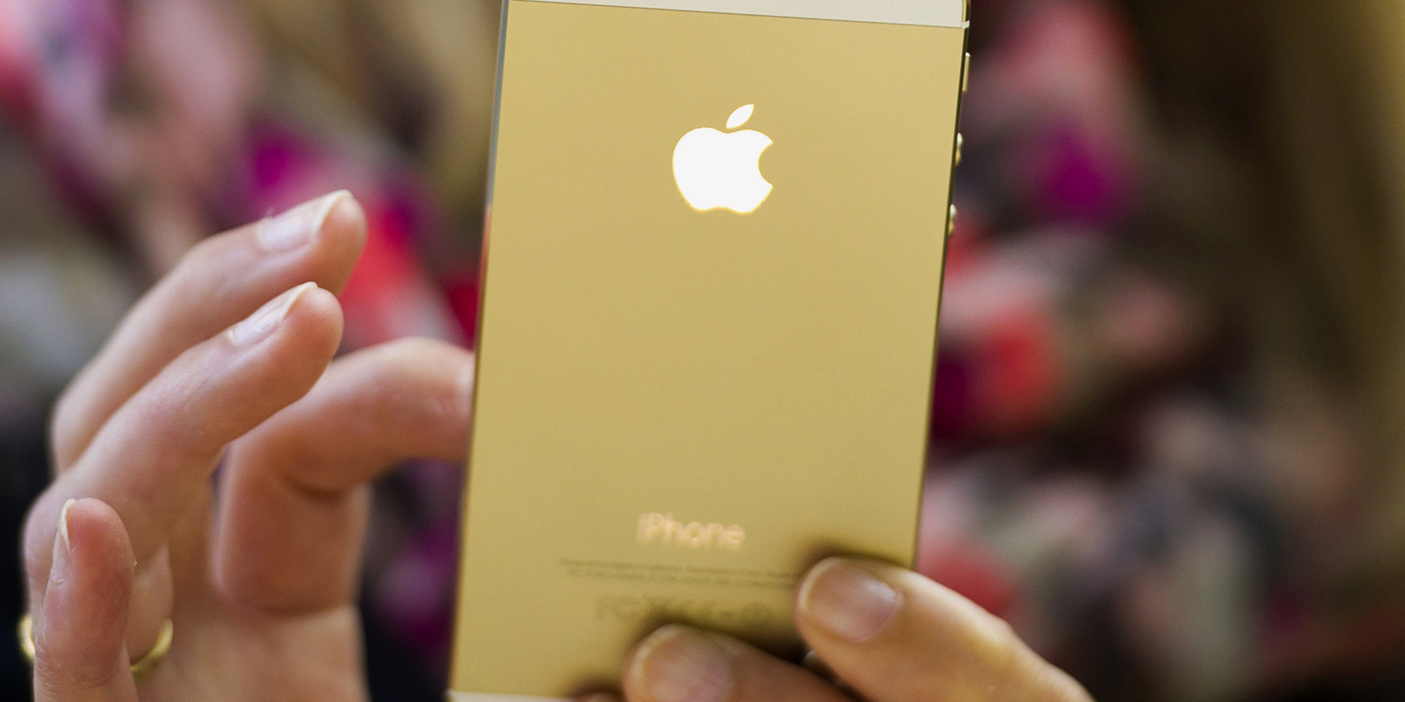 Iphone 5s золотой в руке