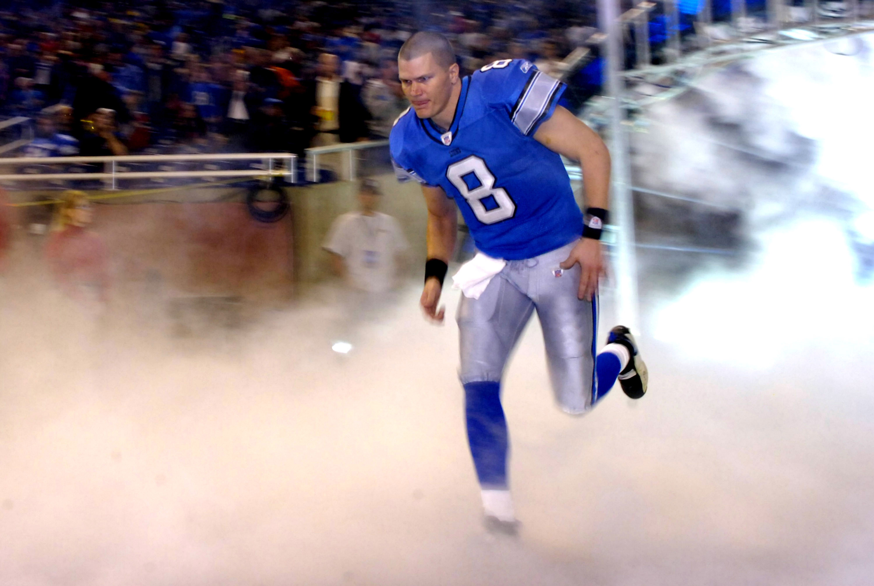 07 September 2008: Detroit Lions quarterback Jon Kitna (8) rolls out to  pass in the Atlanta