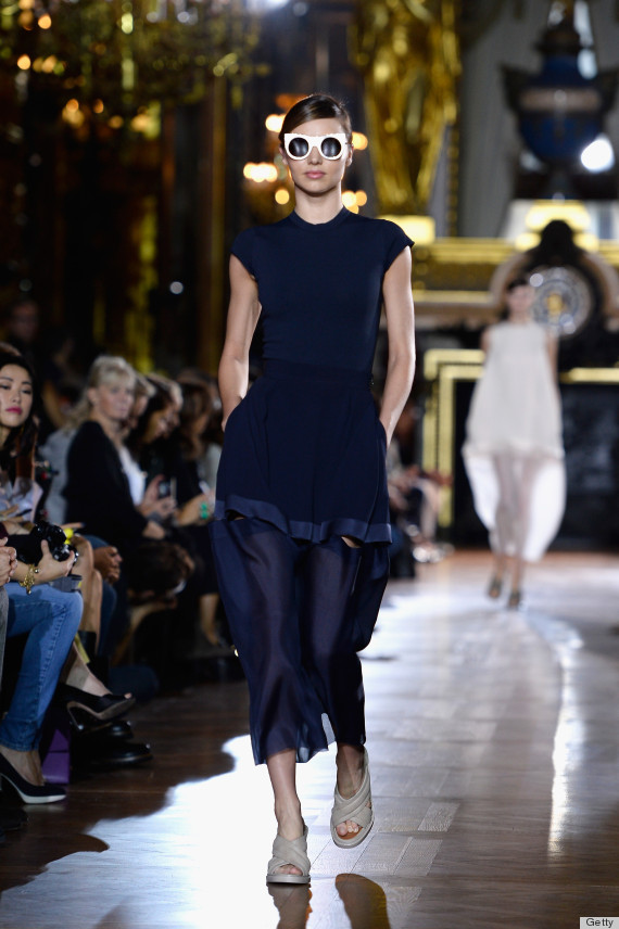 Miranda Kerr shows off her slender frame in short skirt at Paris