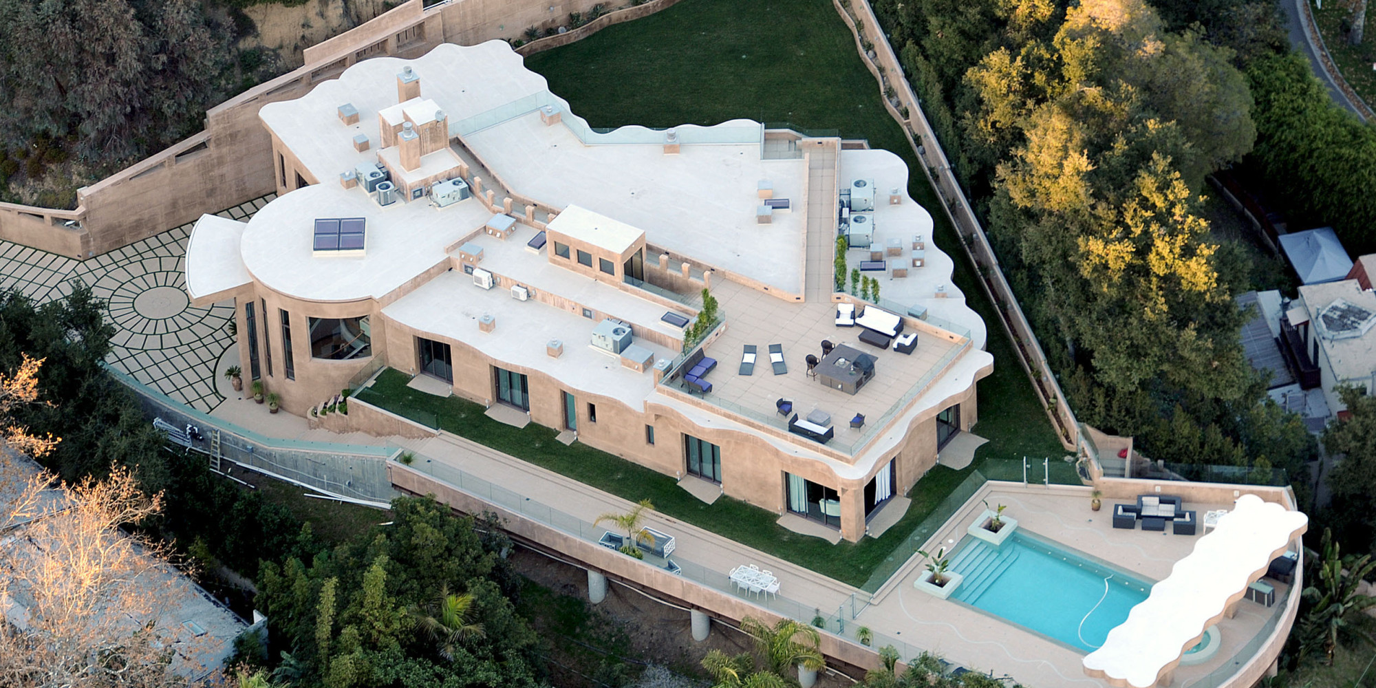 Rihanna Moves Out Of $12m LA Mansion After Another Trespassing Incident ...