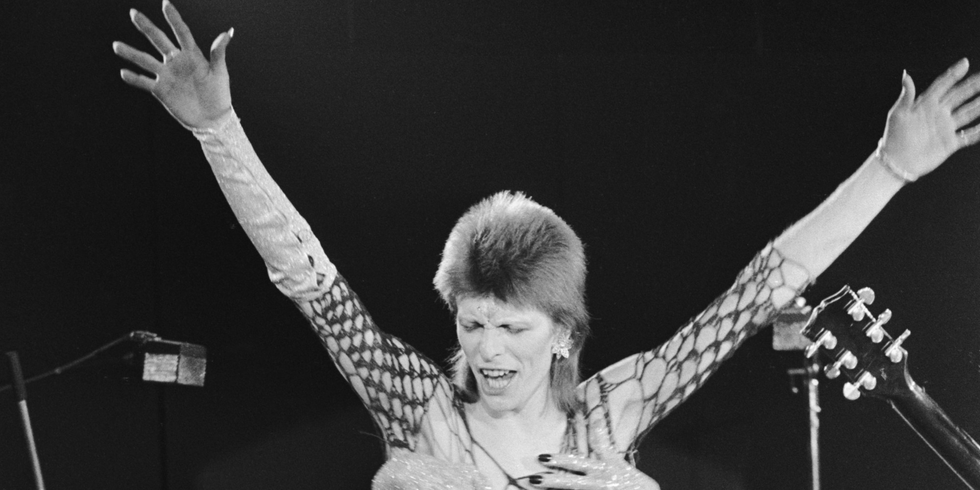 Дэвид боуи концерт. David Bowie hands. David Bowie Wallpaper. Обои Боуи рок. Дэвид Боуи в полный рост для распечатки.