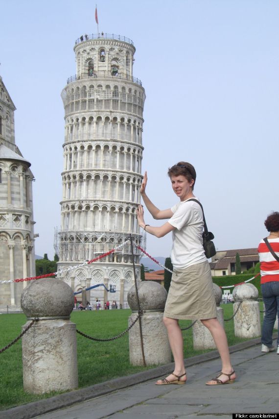 tourists leaning pisa