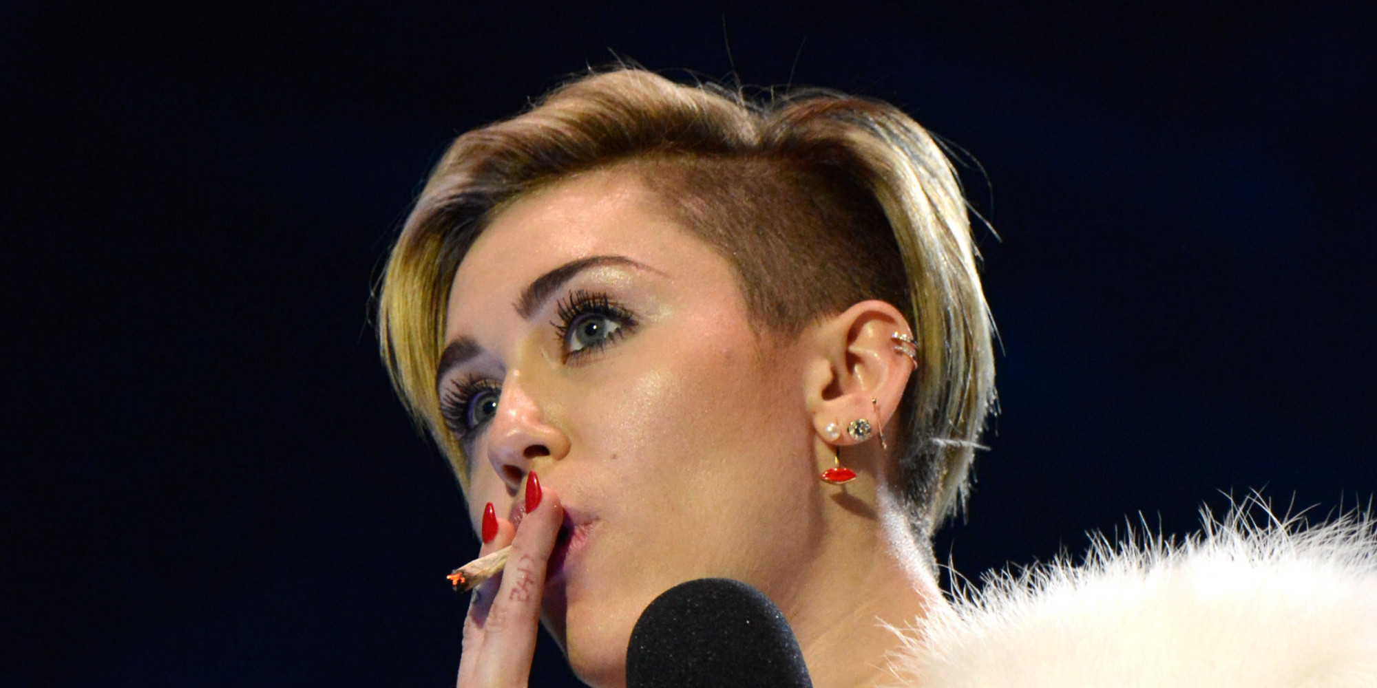 Miley cyrus doctor. Miley Cyrus smoking. Maili Sairus smoking. Майли Сайрус обои на рабочий стол. Майли Сайрус зубы.