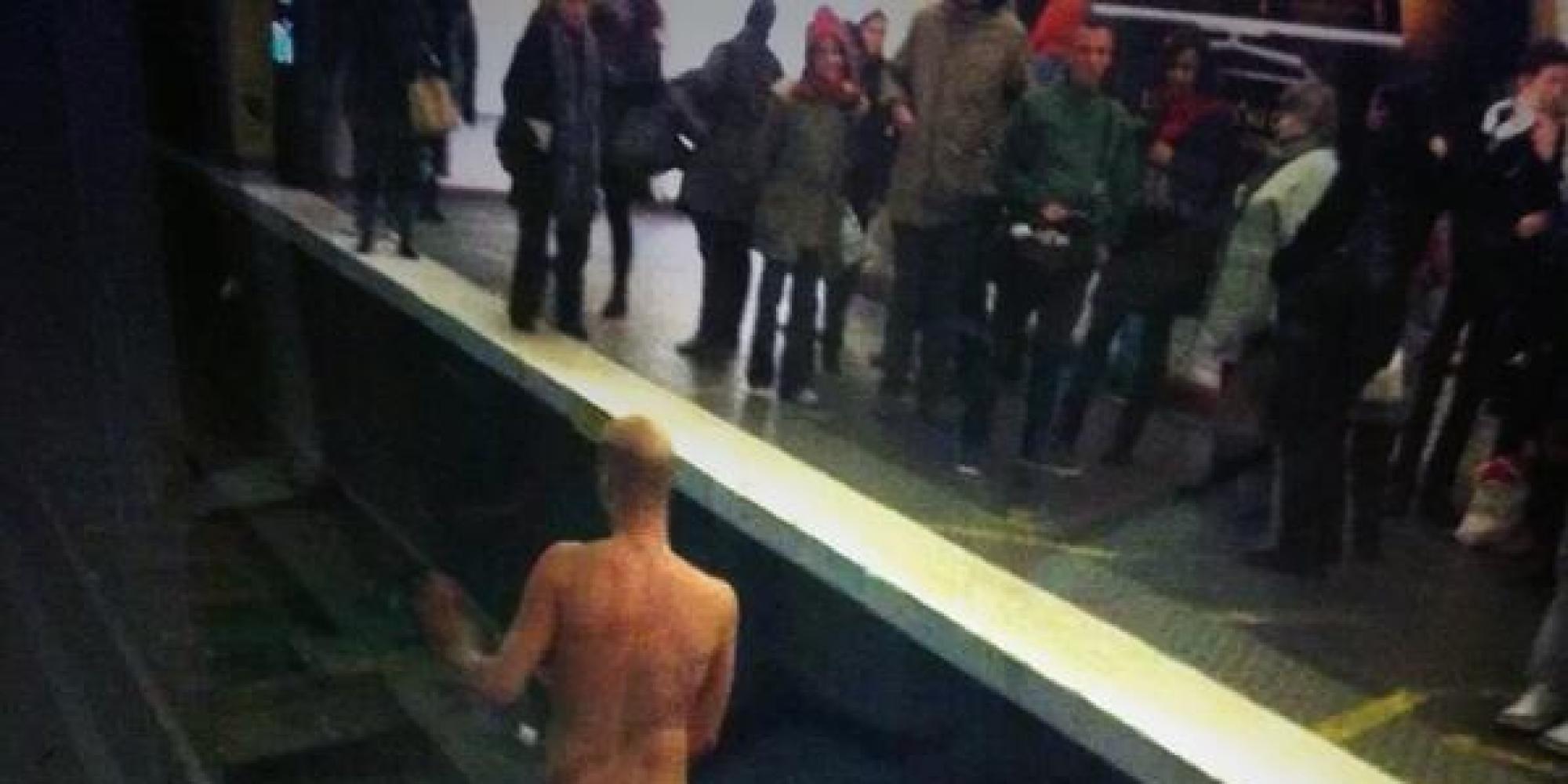 голые мужчины в метро фото 13