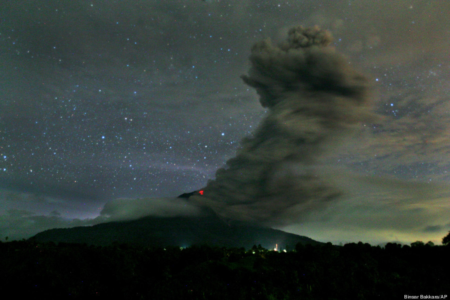 mount sinabung spews volcanic ash