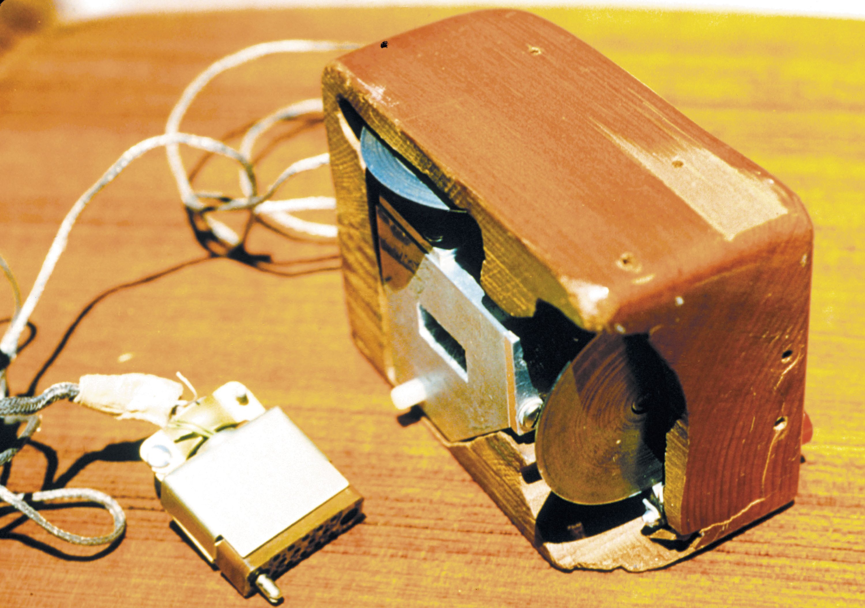 Создание мыши. Дуглас Энгельбарт мышка. Компьютерная мышь Дугласа Энгельбарта. 1968 Год компьютерная мышь – Дуглас Энгельбарт. Дуглас Энгельбарт изобретения.