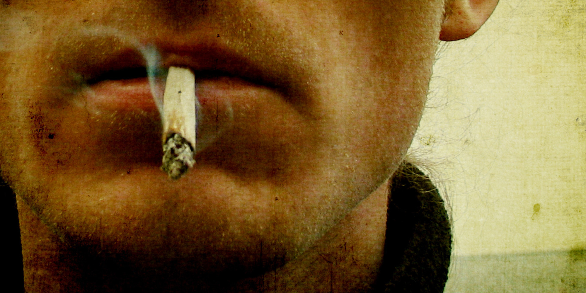 Сигарета во рту. Курение фото.