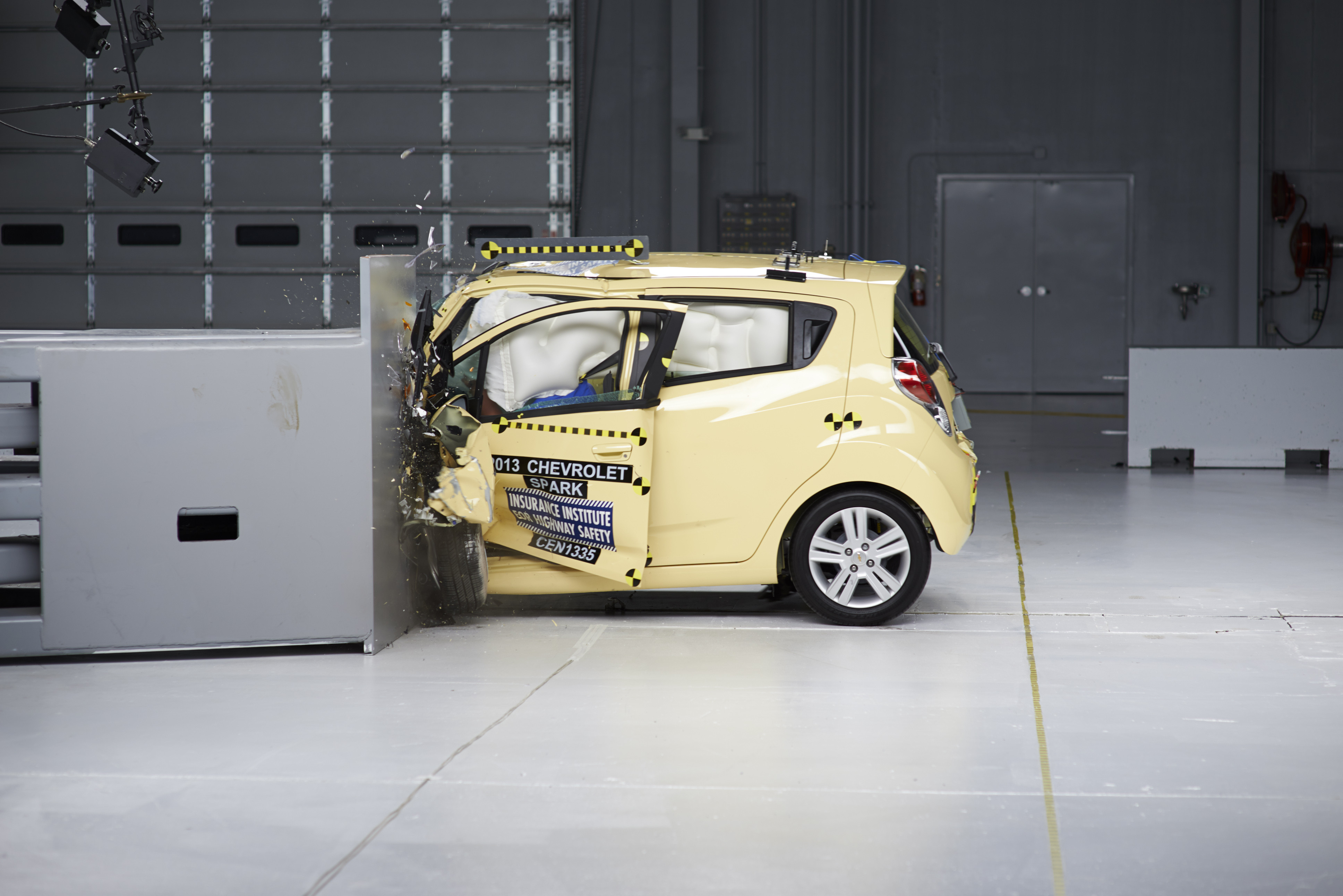 Машины кар краш. Chevrolet Malibu 2013 crash Test. Шевроле Старк. Краш тест машин. Конкретные автомобили это?.