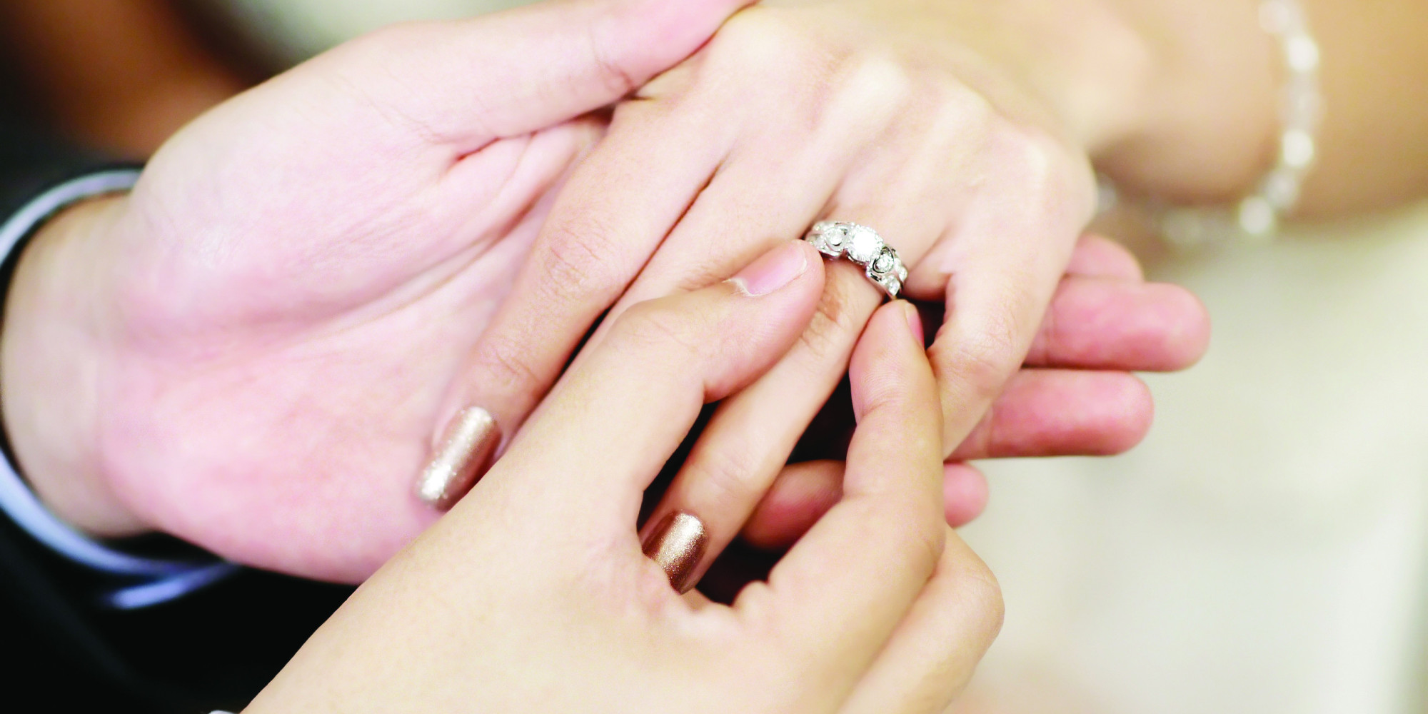 Кольцо брак на какой руке