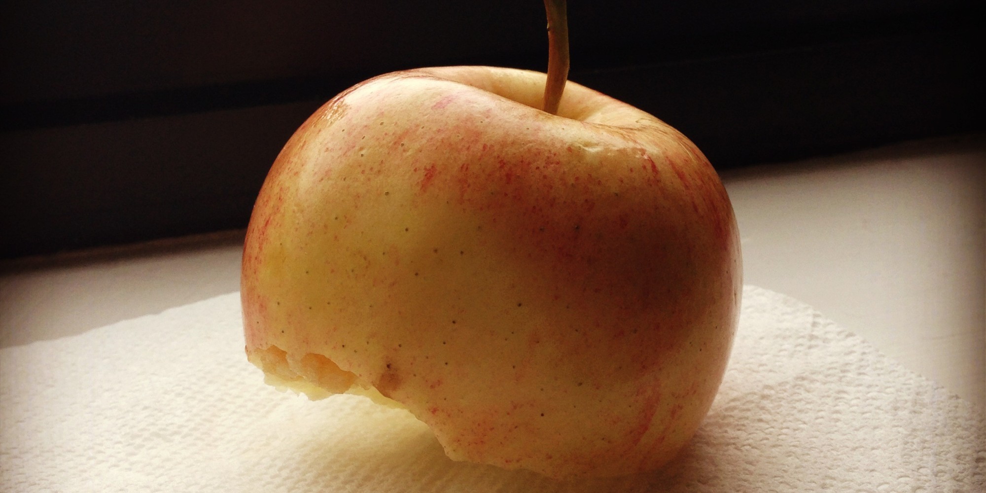 На 14 яблонь. Четырнадцатое яблоко. Побурение яблока вокруг плодоножки. 14 Яблок. Apple to eat.