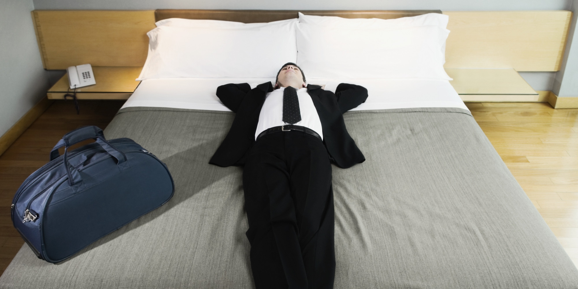 Бесплатное видео в командировке. Сон в гостинице. Человек в кровати.