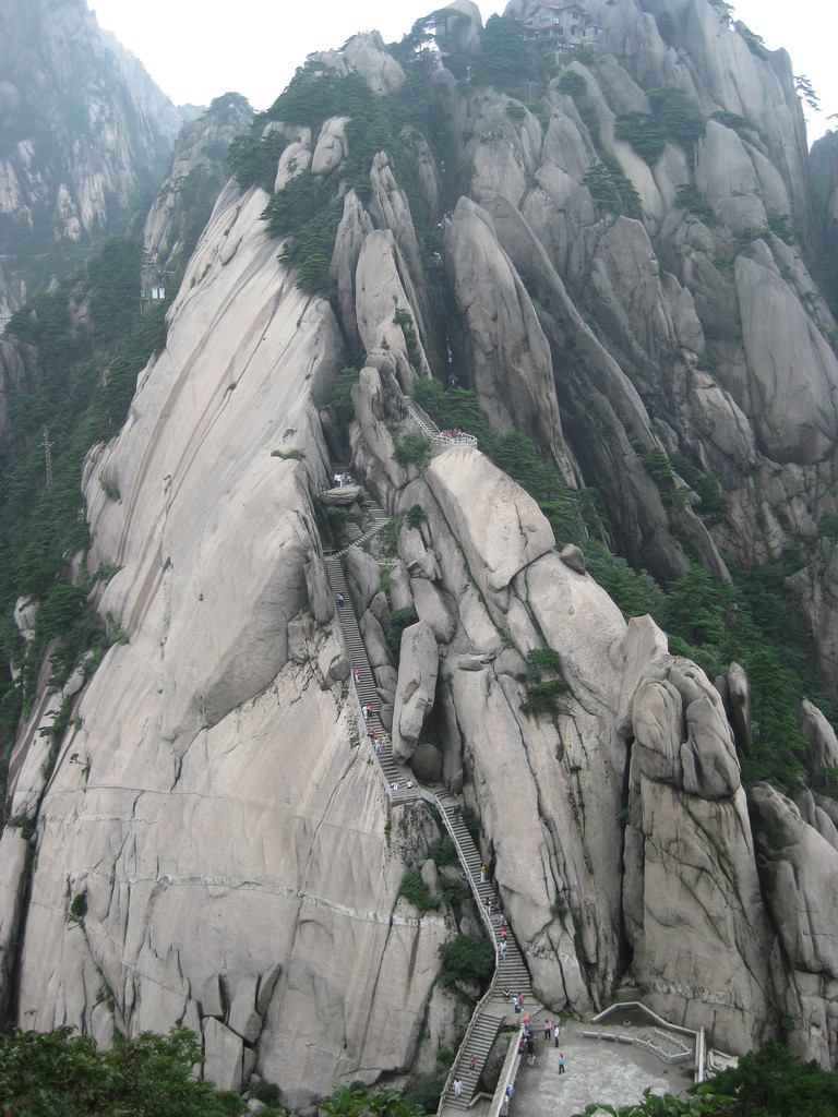 File:Steep steps downhill at Huangshan.jpg - Wikipedia