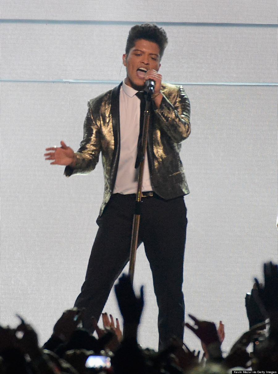 Bruno Mars' Super Bowl Halftime Outfit Channels Justin Bieber (PHOTOS)