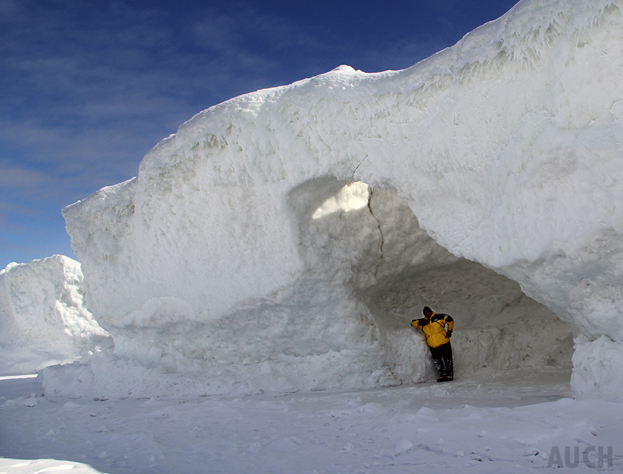 Once In A Lifetime Ice Caves Form On Lake Michigan Shore Huffpost Life