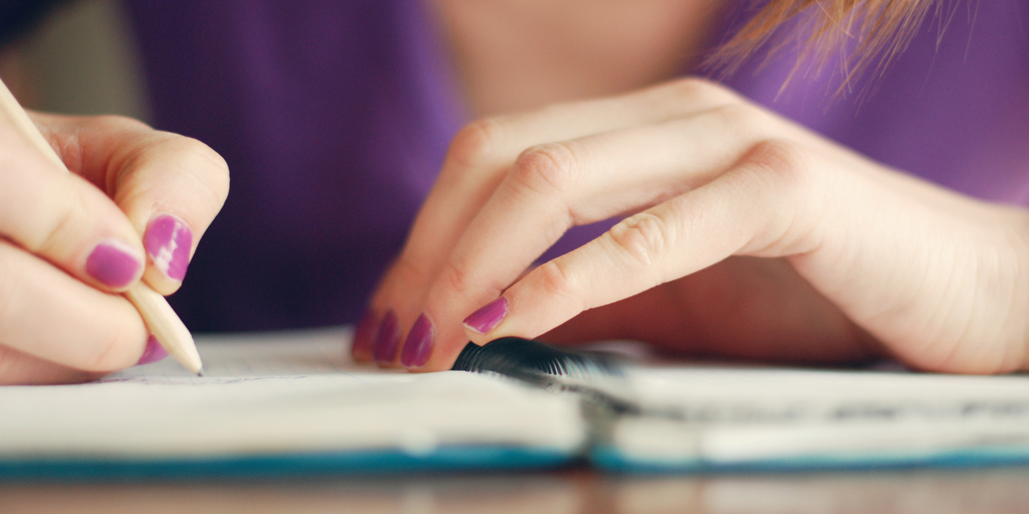 Я пишу письмо голубоглазая. Girl writes. Girl writing. A girl writing a Letter.