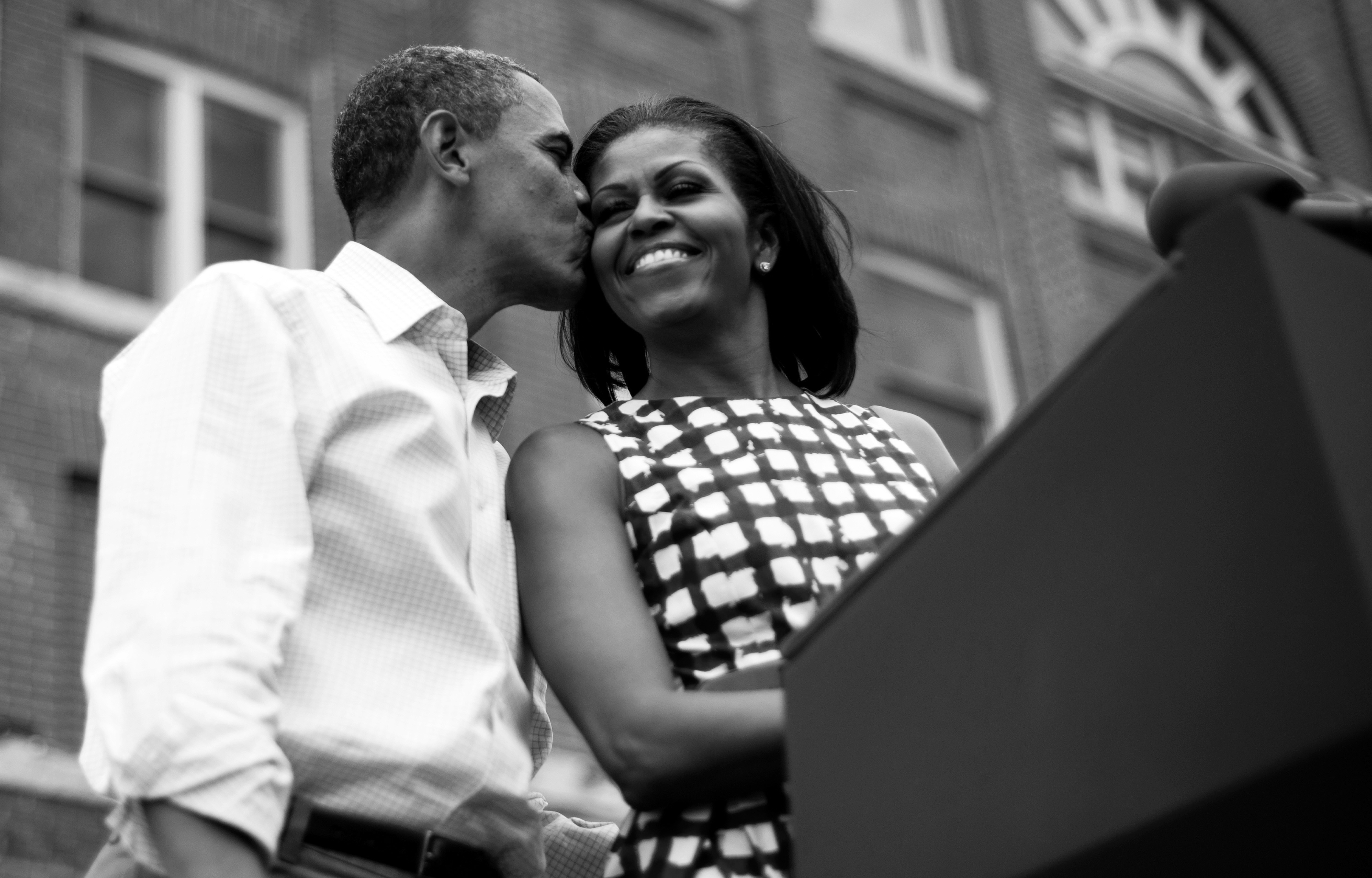 barack michelle obama kiss