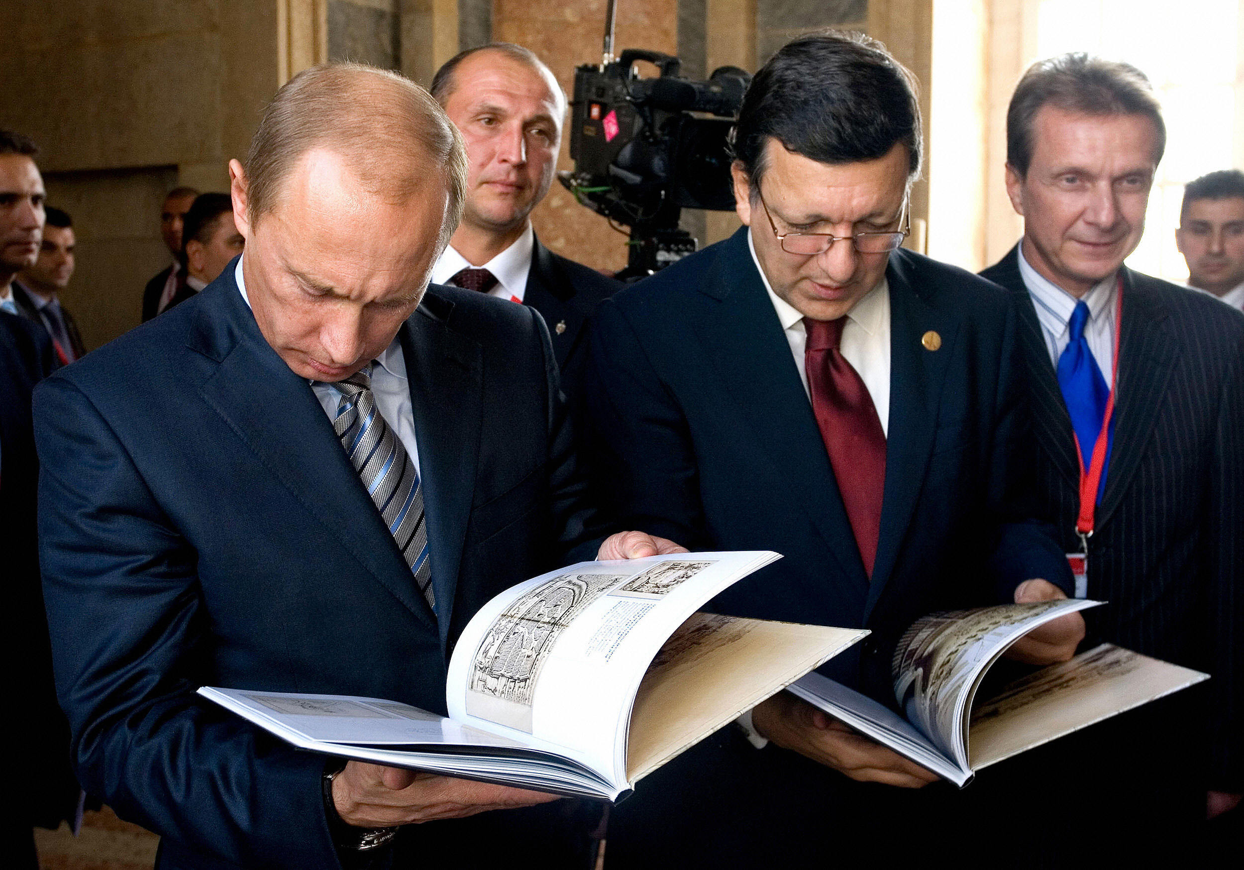 putin reads book