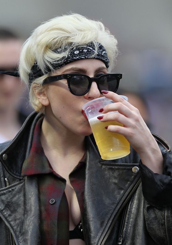 Lady Gaga Flips Off Cameras, Drinks Beer At Mets Game 