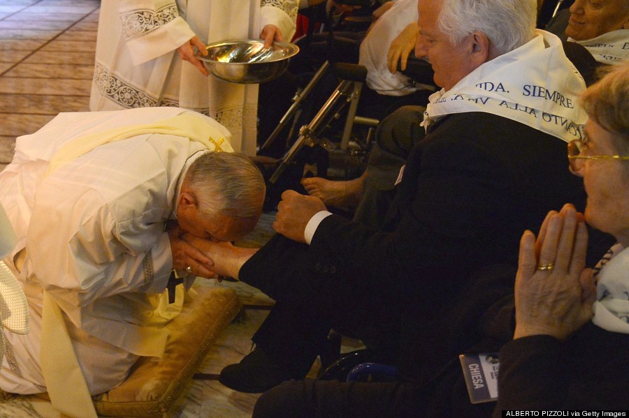 pope francis wash feet