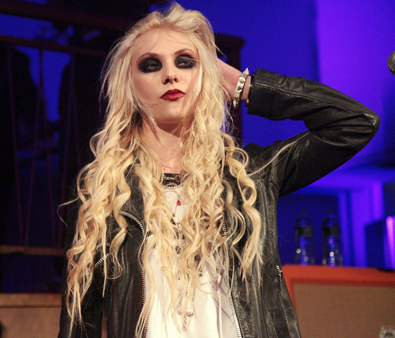 Danmark Villain Vidunderlig Taylor Momsen, 16, Performs Club Gig In Thigh Highs And Eye Makeup (PHOTOS)  | HuffPost Entertainment