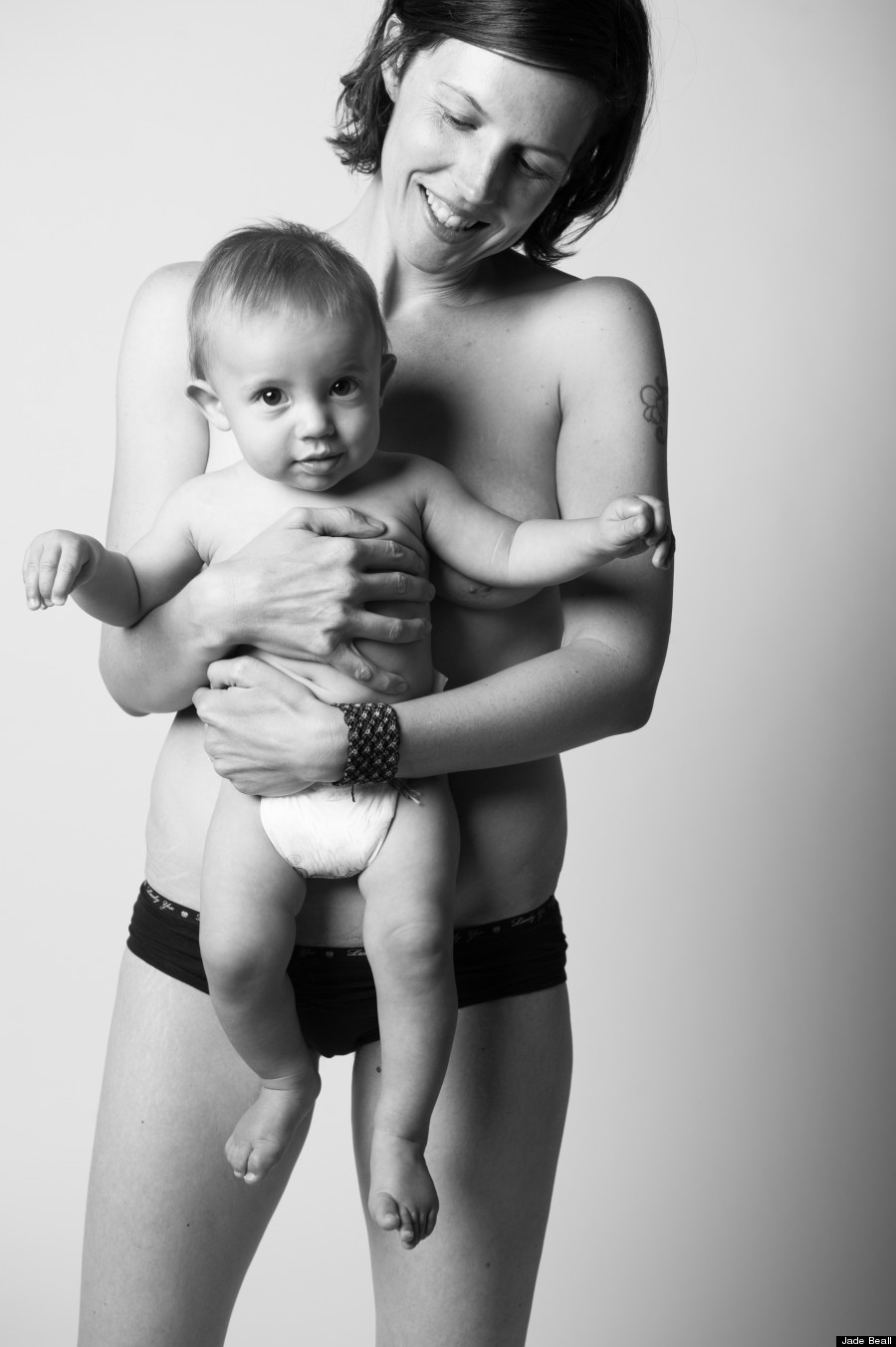 Голое тело матери. Фотограф Джейд Билл Breastfeeding. Фото Джейд Билл. Фотопроект Джейд Билл. Неприкрытая любовь Jade Beall.