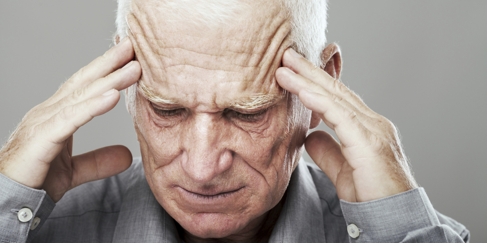 Микроинсульт симптомы у пожилых. Старческое лицо. Старик болит голова. Головная боль у пожилого. Старик держится за голову.