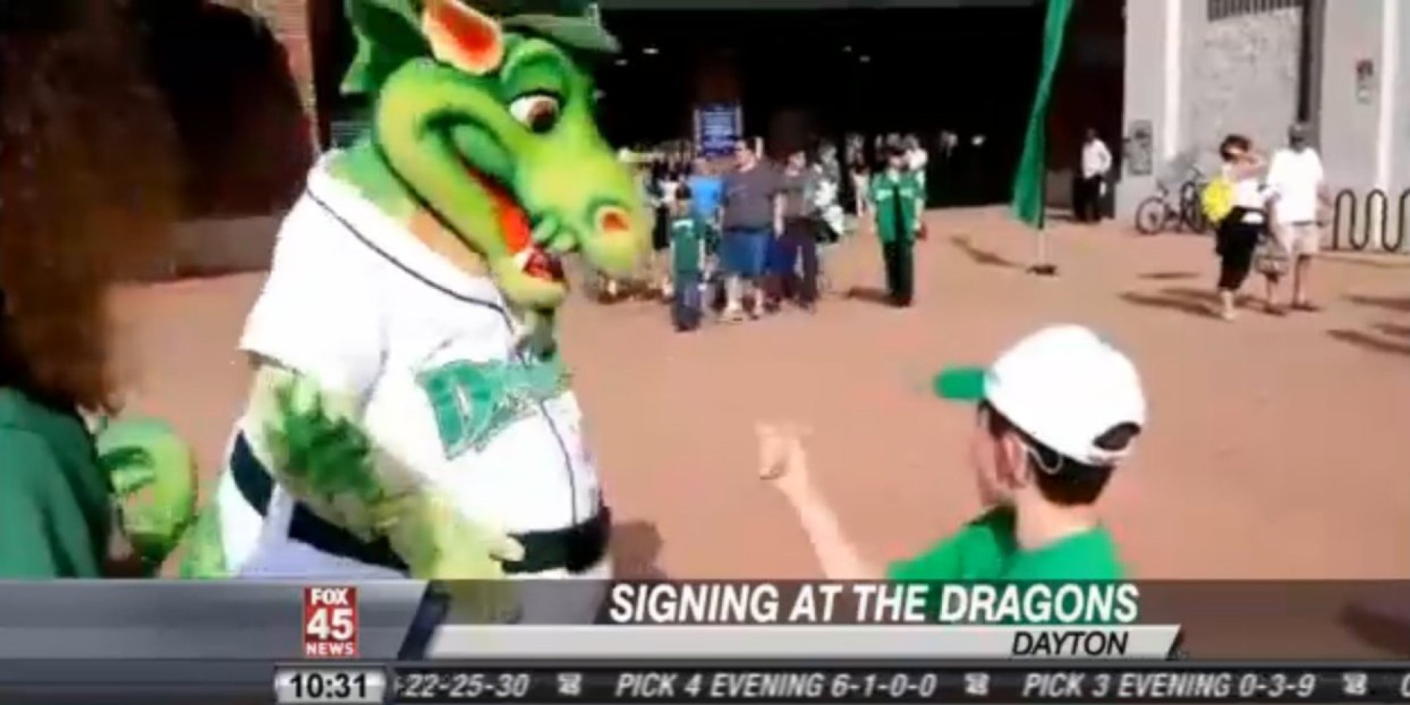 This Mascot's Sweet Surprise For A Deaf Fan At The Ballpark Was A Grand ...