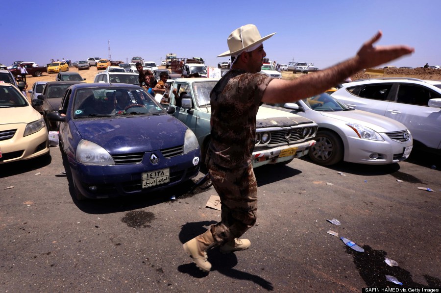 iraqis fleeing mosul