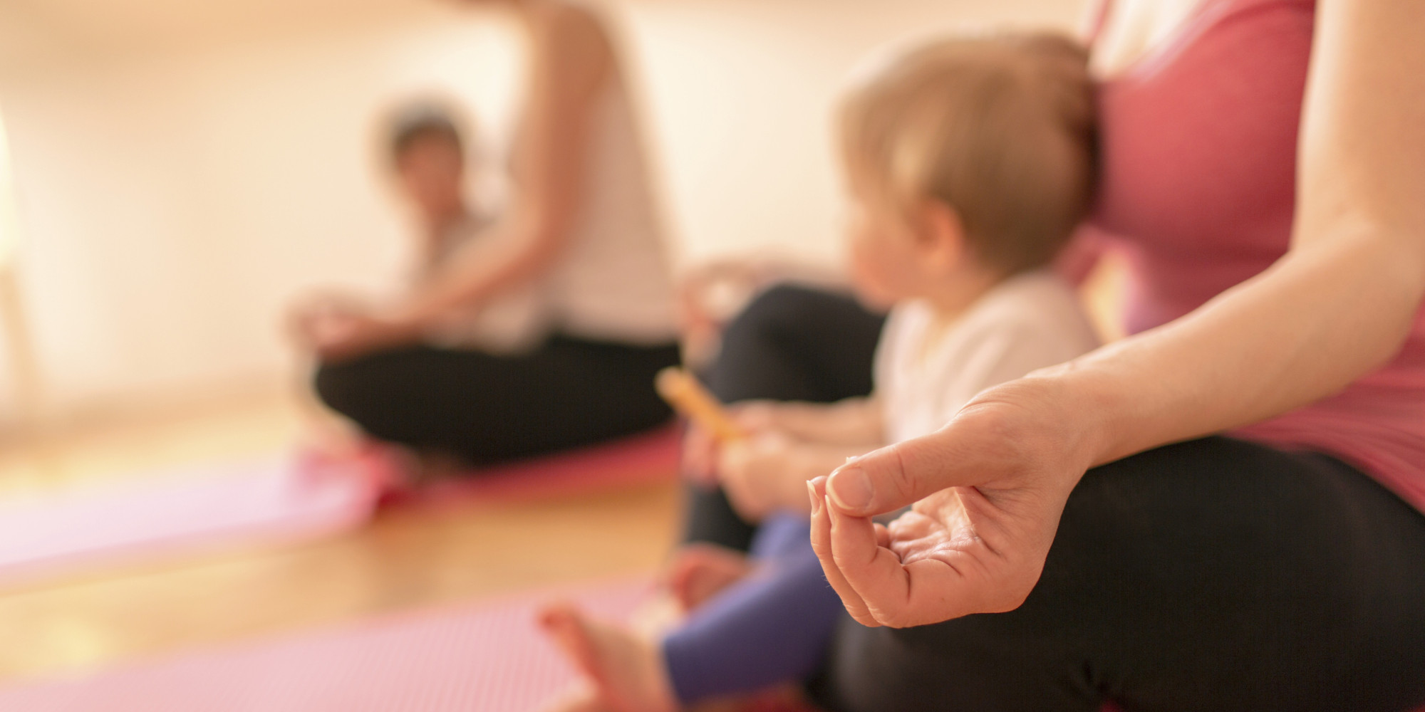 Спорт при грудном вскармливании. Йога для малышей. Йога мама и малыш. Бэби йога. Беби йога для детей.