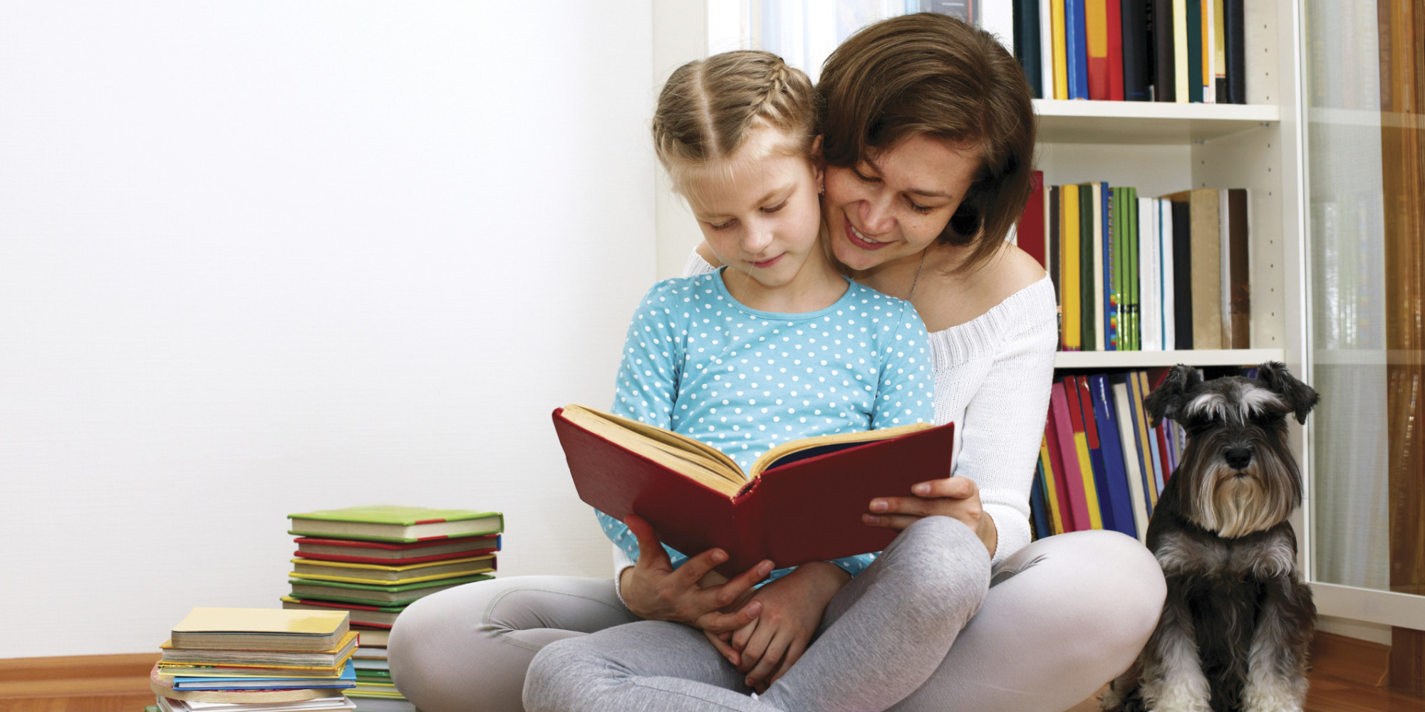 Читаем проды. Ребенок читает книгу. Книги для детей. Любовь к чтению. Семейное чтение.
