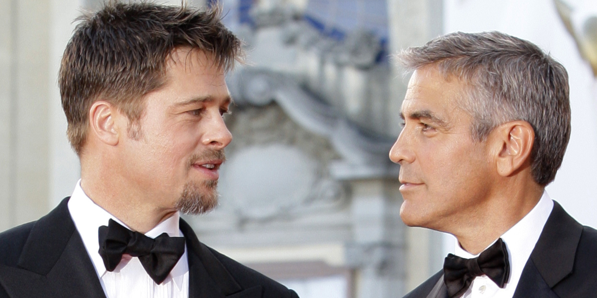 Клуни питт. Джордж Клуни и Брэд Питт. Brad Pitt and George Clooney. Брэд Питт в смокинге. 12 Друзей Оушена Клуни и Брэд.