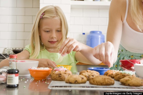 kids decorating cookies