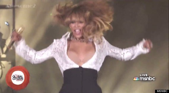 Beyoncé Suffered A Mild Wardrobe Malfunction Onstage With Jay Z In New York Huffpost Entertainment 