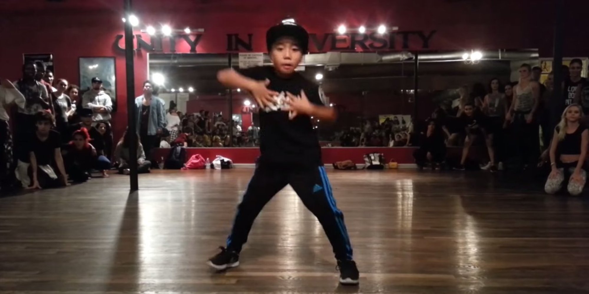 Танец крутые пацаны в детском. Японский мальчик танцует. Локинг танцуют подростки. Джексон дети танец. Танец крутые парни в детском саду.