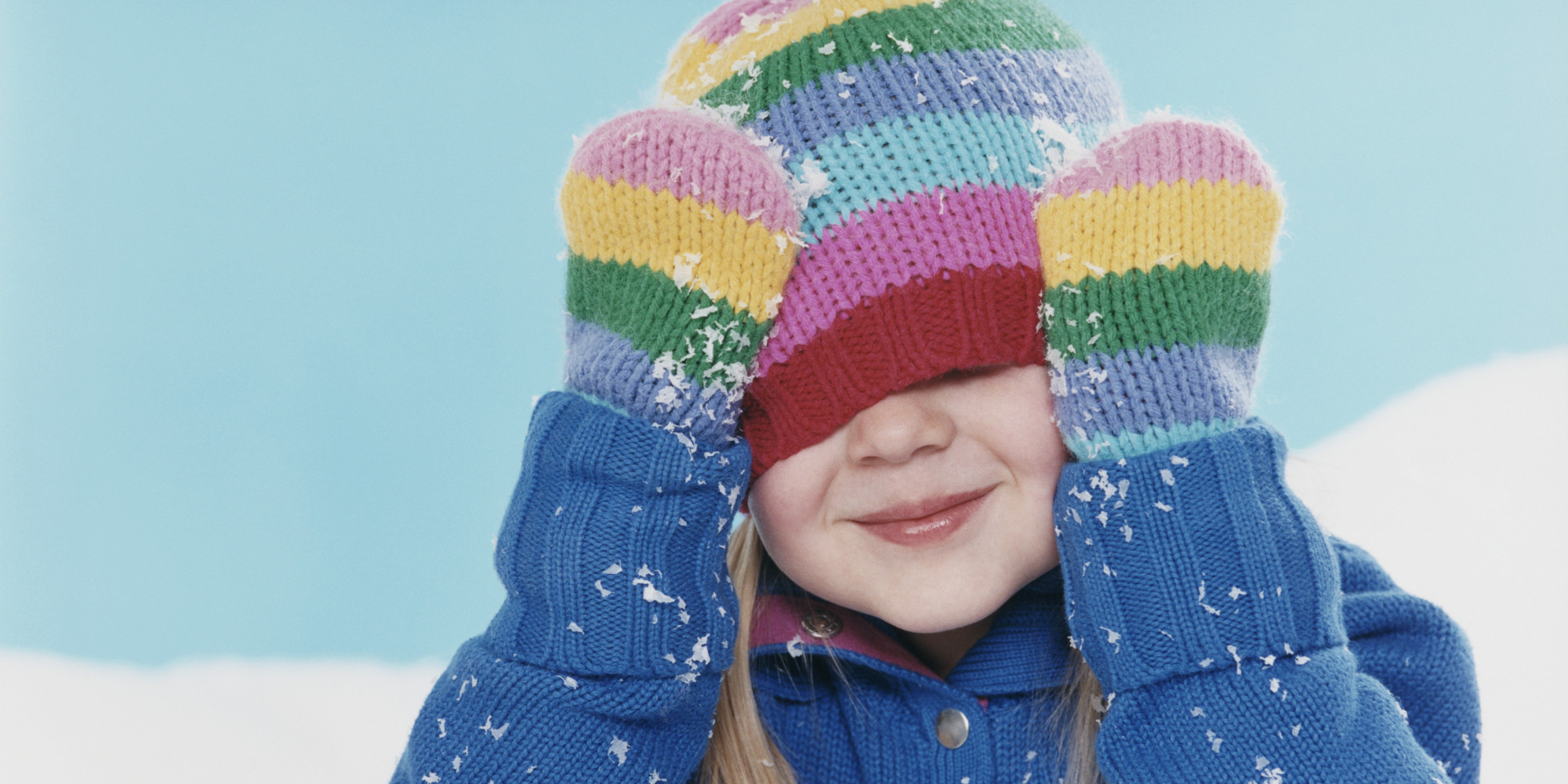 Дети в зимних шапках и рукавицах