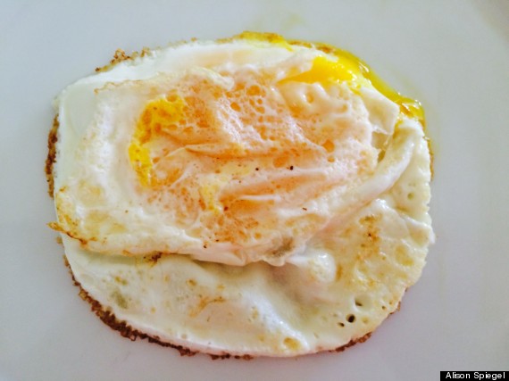 This Hack For The Perfectly Shaped Fried Eggs Just Changed Breakfast Forever Huffpost Life