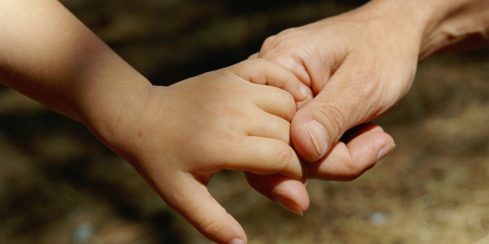 Tochter von. Child holding hands.