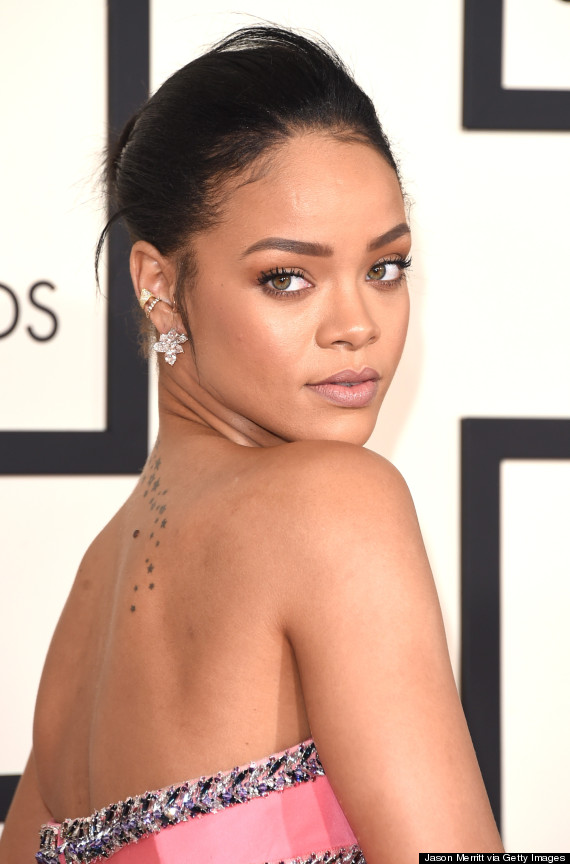 Rihanna Flaunts Giambattista Valli Dress At 2015 Grammy Awards