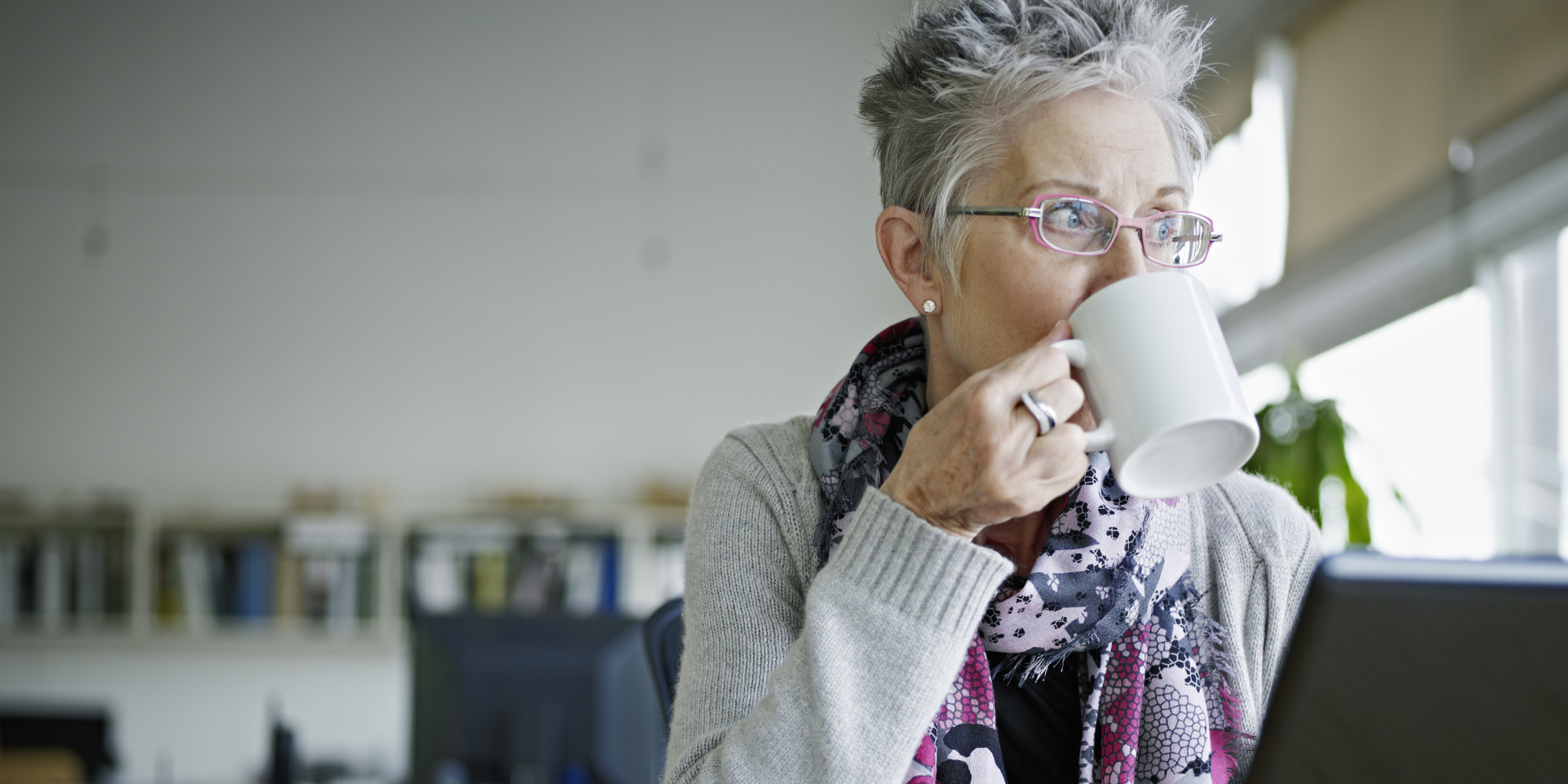 женщина в возрасте за компьютером. подработка для женщин после 50 лет. найти работу для женщины после 50. фото женщины 50 лет с ноутбуком. женщина в возрасте за компьютером.